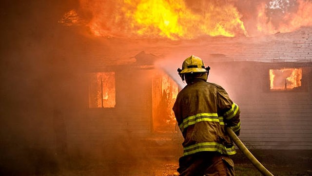  Cháy tòa nhà dân cư trong đêm, ít nhất 9 người tử vong