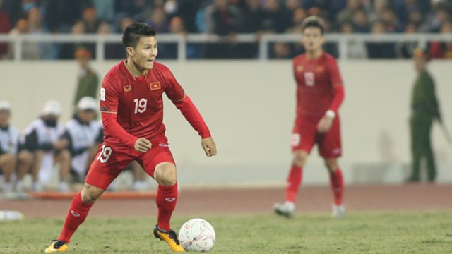 Tiền vệ Quang Hải động viên đồng đội ở tuyển Việt Nam