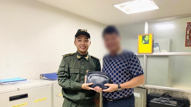 Nhân viên Cảng HKQT Nội Bài phát hiện tài sản bỏ quên chứa hơn 100 triệu đồng