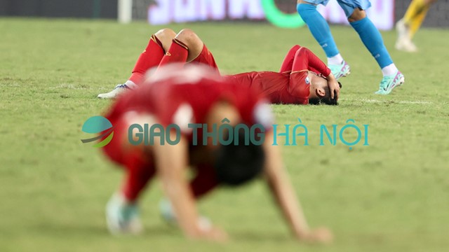 Cầu thủ Việt Nam đổ gục sau trận thua Iraq ở phút bù giờ cuối cùng