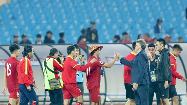 HLV Philippe Troussier tự hào về tinh thần và sự nỗ lực của các học trò