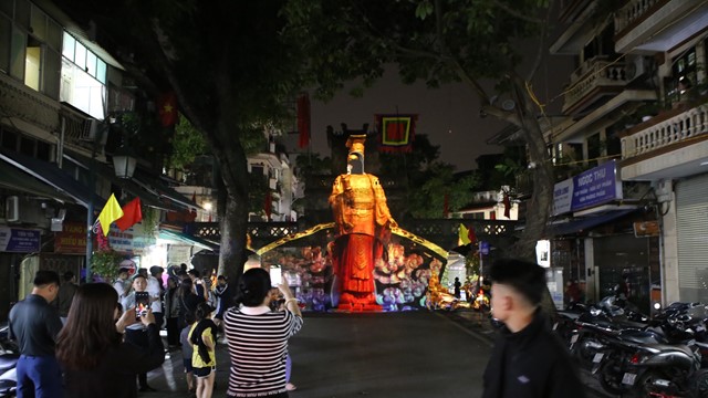 Độc đáo màn trình diễn nghệ thuật ánh sáng 3D tại Ô Quan Chưởng