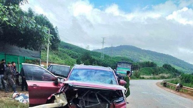 Khởi tố tài xế tự tông xe vào hộ lan khiến 2 người đi cùng tử vong