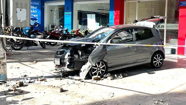 Tai nạn giao thông mới nhất hôm nay (25/11/2023): Ô tô lao vào cột điện, 3 mẹ con bị thương