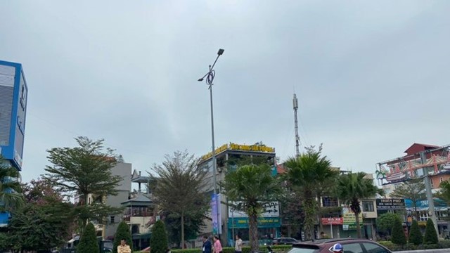 Tai nạn giao thông mới nhất hôm nay (3/12/2023): Xe đầu kéo mất lái đâm thẳng vào nhà dân 