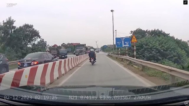 Xử phạt tài xế xe biển xanh đi ngược chiều trên Quốc lộ 38 