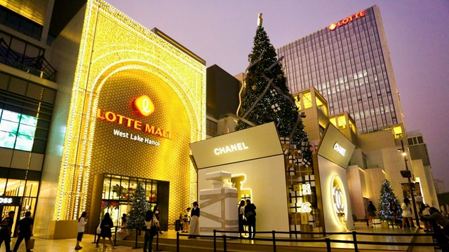 Cây thông “khổng lồ” lung linh thu hút giới trẻ tới check-in trước thềm Giáng sinh