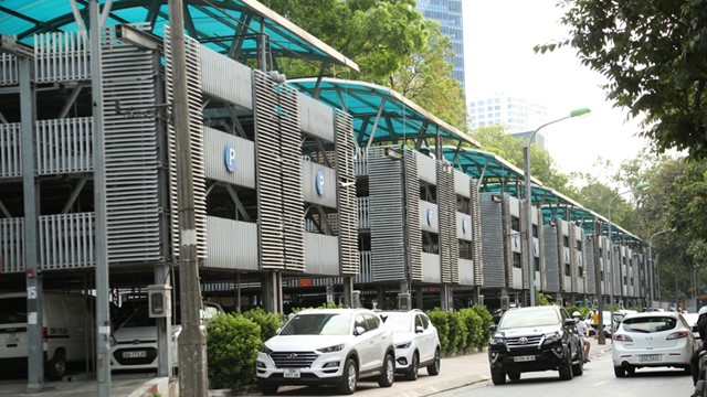 Bãi đỗ xe công cộng: Hạ tầng giao thông hay công trình thương mại?