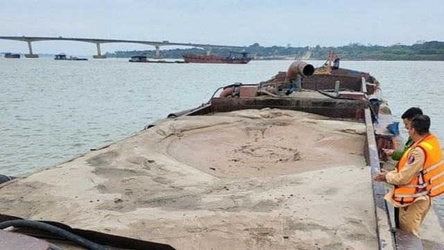 Bắt quả tang vụ khai thác cát trái phép trên sông Hồng