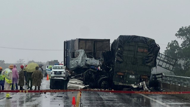 Tai nạn giao thông mới nhất hôm nay (18/12/2023): Hai xe đầu kéo đâm trực diện trên cao tốc, 3 người thương vong