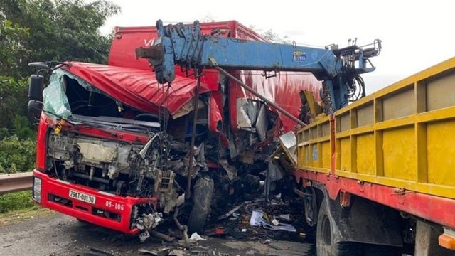 Tai nạn giao thông mới nhất hôm nay (20/12/2023): Xe máy tông vào hông xe container, một thanh niên tử vong