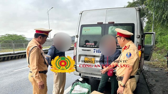 Kiểm tra xe chở khách có nhiều biểu hiện nghi vấn, phát hiện lô hàng thuốc lá lậu