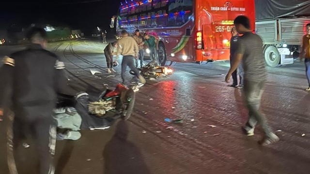 Tai nạn giao thông mới nhất hôm nay (2/1/2024): Xe khách va chạm xe máy, một người tử vong tại chỗ