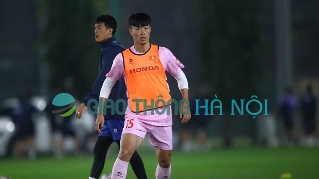 HLV Philippe Troussier bổ sung cầu thủ U23 trong buổi tập của tuyển Việt Nam