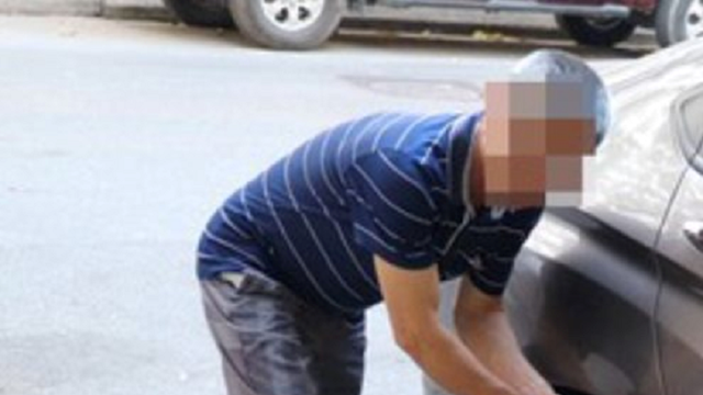 Bắt quả tang ông lão chọc thủng lốp ô tô của nhiều người dân