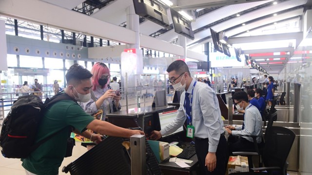 Vé máy bay Tết đắt đỏ, khan hiếm: Dấu hiệu bất thường?