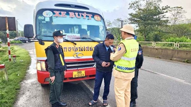 Xử phạt 12 triệu đồng tài xế xe buýt vi phạm nồng độ cồn 