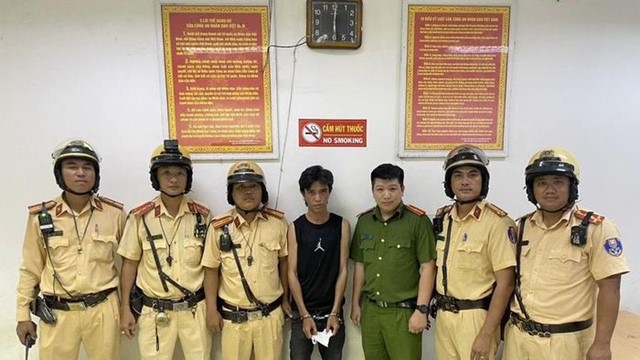 CSGT vây bắt kẻ trốn truy nã trên xe khách