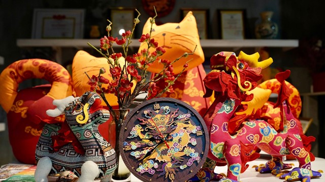 Tạo hình rồng đón Tết bằng những "sản phẩm thay lời nói"