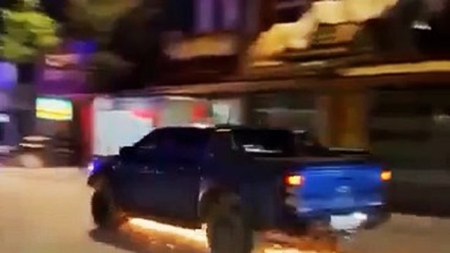 Tài xế ô tô vượt chốt kiểm tra nồng độ cồn, kéo lê xe mô tô của cảnh sát 