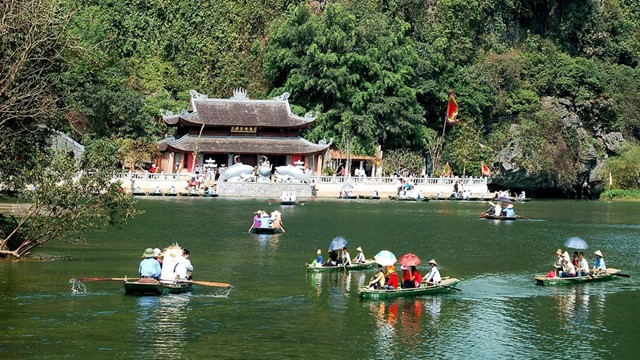 Điều chỉnh giá dịch vụ đò dọc tại Quần thể di tích thắng cảnh Hương Sơn