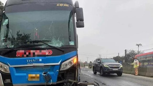 Tai nạn giao thông mới nhất hôm nay (2/2/2024): Bị xe khách tông, cụ ông cùng vợ tử vong thương tâm