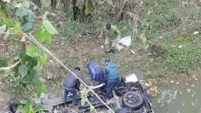 Tai nạn giao thông mới nhất hôm nay (6/2/2024): Ô tô lao xuống vực sâu làm 2 người tử vong