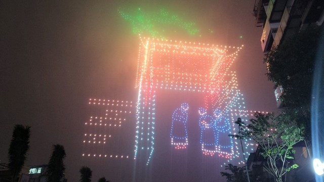 Hồ Tây bừng sáng trong màn trình diễn ánh sáng nghệ thuật với 2.024 drones light - Kỷ lục Đông Nam Á