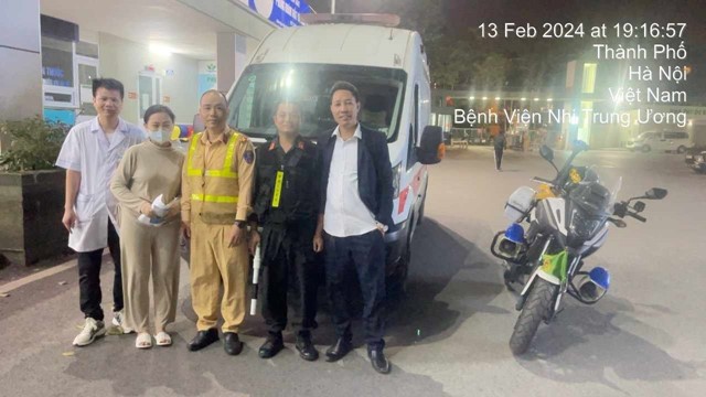 CSGT dùng mô tô đặc chủng mở đường đưa cháu bé đi cấp cứu kịp thời