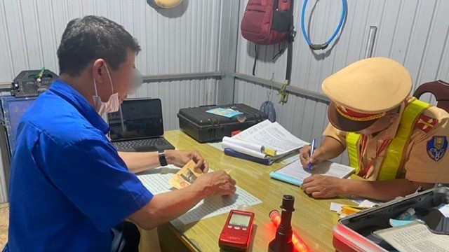 Phạt 7 triệu đồng, tước bằng lái 11 tháng tài xế xe buýt vi phạm nồng độ cồn