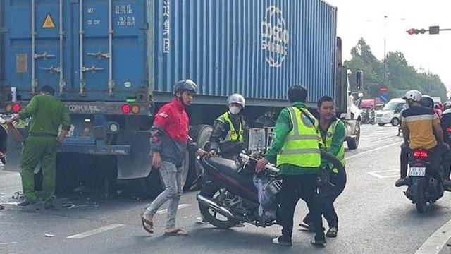 Tai nạn giao thông mới nhất hôm nay (25/2/2024): Tông vào đuôi xe container, nam công nhân tử vong