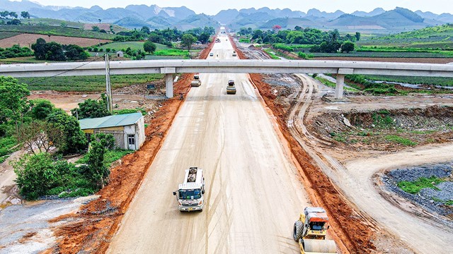 Đẩy nhanh tiến độ thi công công trình, phấn đầu hoàn thành vượt tiến độ đề ra