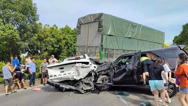  9 xe đâm liên hoàn khiến nhiều người thương vong