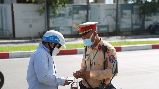 Phạt tiền đến 5 triệu đồng đối với tài xế vượt đèn đỏ