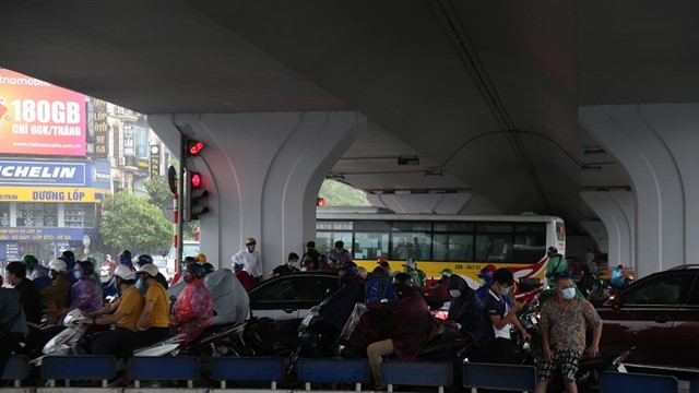 Mưa lớn xối xả, người dân chen chúc dưới gầm cầu 