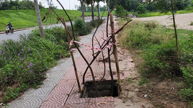 Sau tai nạn chết người, hố ga trên đường Nam Đuống cắm cọc