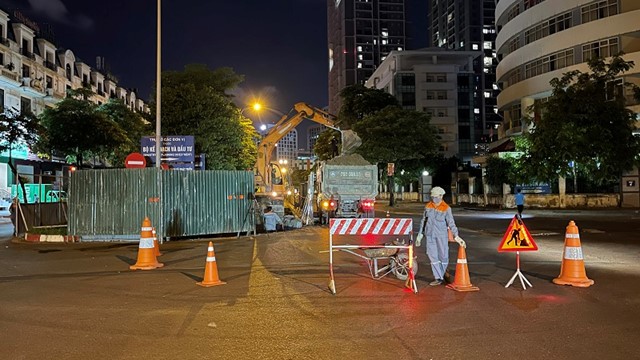 Xén dải phân cách đường Tôn Thất Thuyết, dự kiến xong trước ngày 2/9