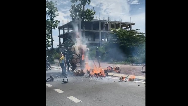 Chở hàng mây tre dưới trời nắng nóng, xe máy suýt cháy trụi