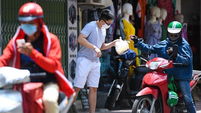Ngăn ngừa lây lan Covid-19: Cần hạn chế đội ngũ giao hàng khó kiểm soát
