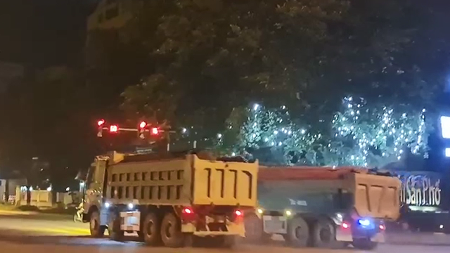 Người dân khiếp vía đoàn xe tải “đua nhau xé gió” vượt đèn đỏ giữa Thủ đô  