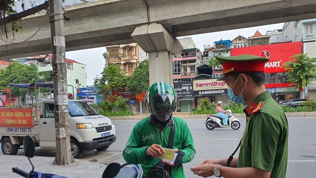 Giao hàng trong ngày giãn cách, tài xế shipper bị phạt 2 triệu đồng