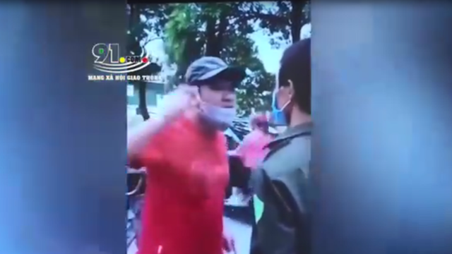 Bị nhắc đeo khẩu trang, người đàn ông đấm thẳng mặt cán bộ chốt kiểm dịch