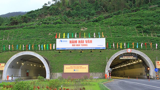 Mở lại trạm trung chuyển qua hầm Hải Vân
