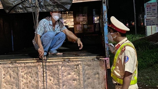 Lợi dụng xe “luồng xanh”, tài xế chở 10 người về từ vùng dịch