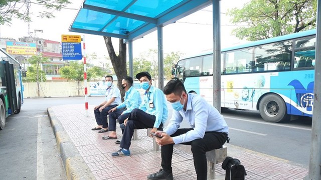 Phụ xe buýt làm đơn “xin thất nghiệp” để được hưởng trợ cấp