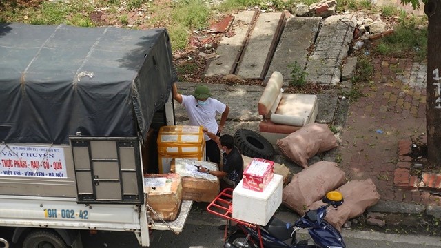 Quận Nam Từ Liêm bất lực với xe tải lập bến “cóc” trên đường?