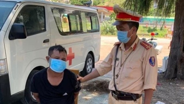 Điều khiển xe máy ăn trộm định thông chốt kiểm dịch thì bị bắt