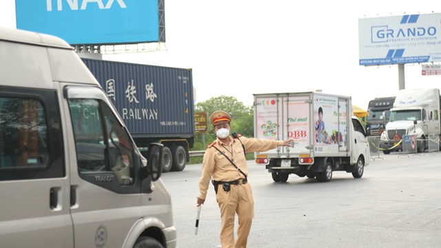 Phát hiện 3 xe tải chở người thông chốt kiểm dịch