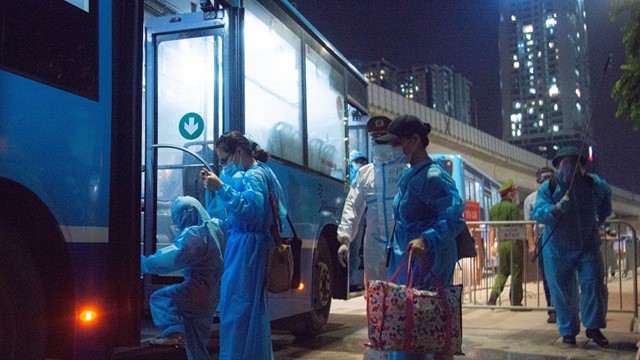 Cận cảnh di chuyển người dân ra khỏi ổ dịch Thanh Xuân Trung 