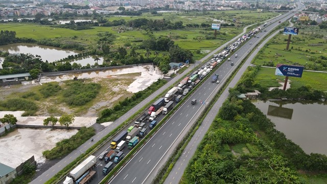 Hà Nội: Lái xe tải bất ngờ đổi lộ trình, CSGT kiến nghị mở thêm luồng xanh